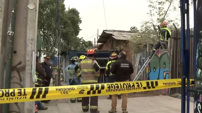 Hallan cadáver en el techo de una casa en Quilicura: Bomberos trabaja en retiro el cuerpo