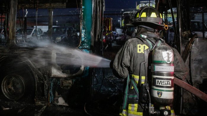 Hubo barricadas y fuegos artificiales: Manifestantes quemaron un bus RED en Maipú