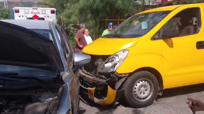 Nuevo choque de furgón escolar en Recoleta: Auto colisionó a vehículo con 12 niñas a bordo