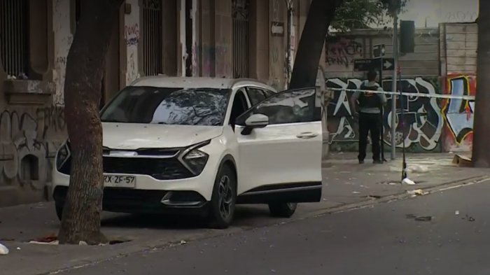 Funcionarios de la PDI disparan a hombre tras ser atacados con piedras en Santiago Centro
