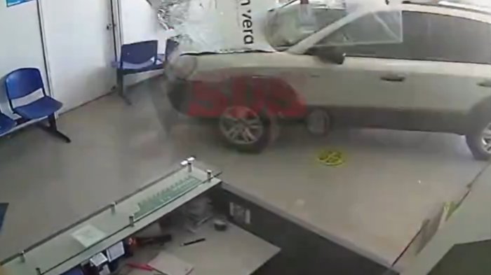 Video capta milagrosa salvada: Adulto mayor destruye frontis e ingresa con vehículo a clínica dental en Limache