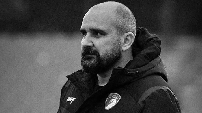 Tragedia en el fútbol: DT murió tras sufrir un infarto en pleno partido de la liga de Serbia