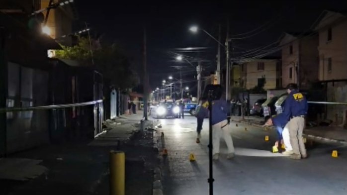 Mujer fue acribillada en Quilicura: Vehículo recibió más de 30 disparos y se investiga ajuste de cuentas