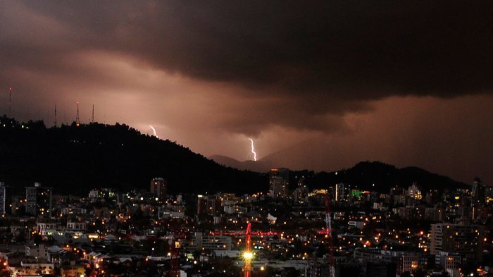 Estas son las 10 regiones de Chile que podrían tener tormentas eléctricas este jueves