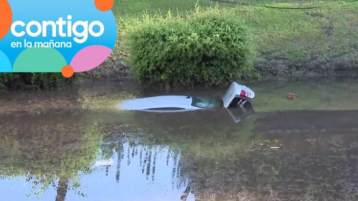 Mujer quedó atrapada con su auto en paso bajo nivel inundado y debió salir nadando: “Estaba congelada”