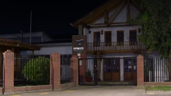 Le dispararon en ambas piernas: Estudiante fue golpeado y baleado afuera de colegio nocturno en Buin