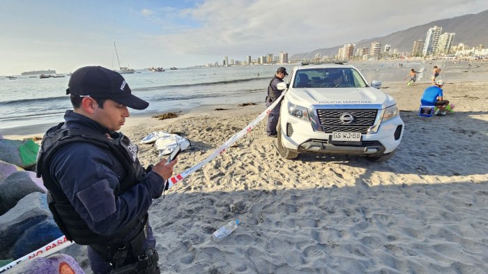 Cuerpo aparece en la orilla de Playa Cavancha en Iquique: Fue recuperado tras amplio operativo