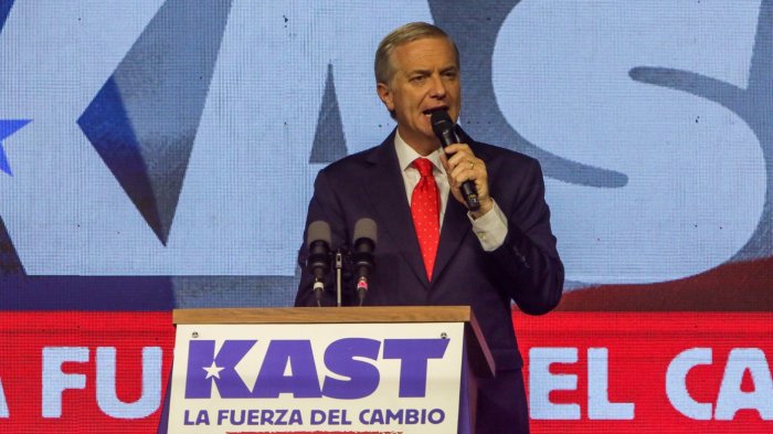“Pero con agüita”: El peculiar momento que vivió Kast en pleno discurso tras pasar a segunda vuelta
