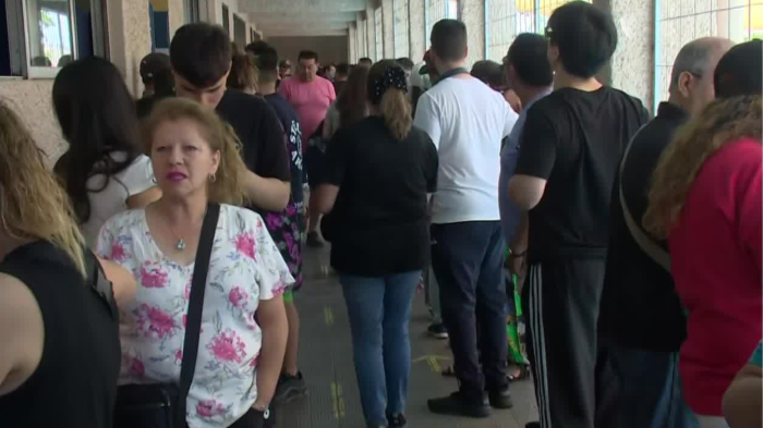 Votante sufrió desmayo en local: Reportan aglomeraciones y largas filas en Elecciones 2025