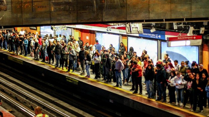 Paraderos colapsaron: Actualizan estado de la Línea 1 de Metro de Santiago tras suspensión de servicio