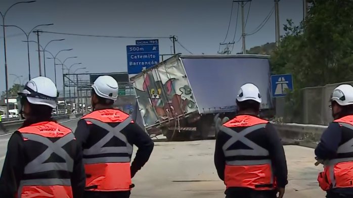 Choque de camiones en Ruta 5 provoca cierre total de autopista en San Bernardo