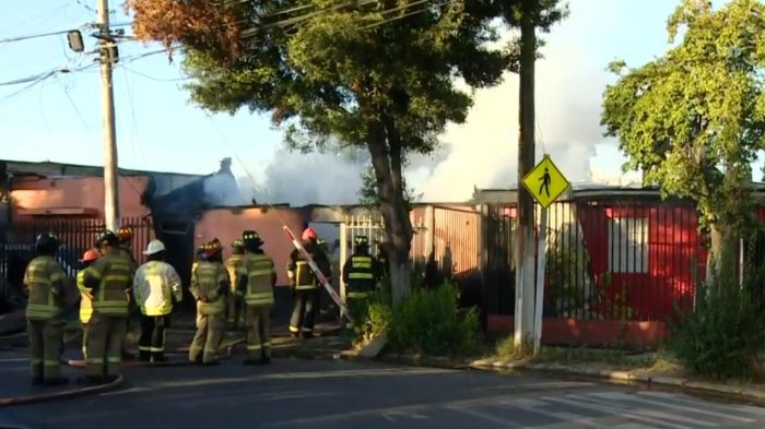 Emergencia en Estación Central: Camioneta se incendió en patio y fuego se propagó a casa