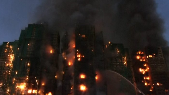 VIDEO | Gigantesco incendio en edificio residencial de Hong Kong deja 4 muertos