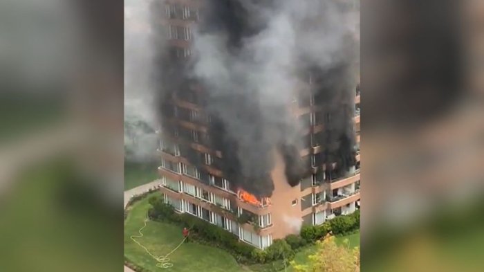 Emergencia por incendio en edificio de Vitacura: Cinco compañías de Bomberos combaten las llamas