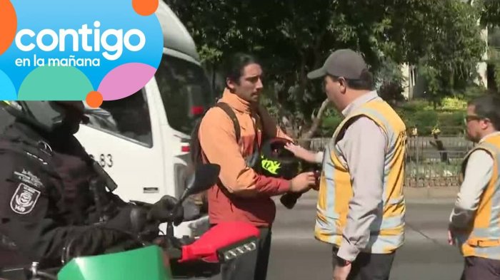 Motociclista huyó de fiscalización: Pidió disculpas tras casi atropellar a Carabineros y pasarse un rojo