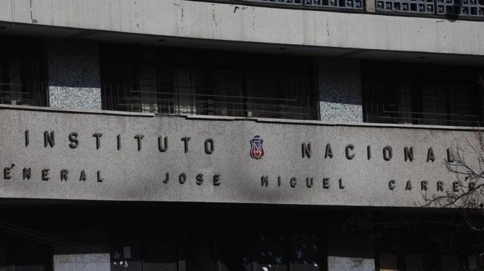 Tres profesoras fueron rociadas con bencina tras incidentes afuera del Instituto Nacional