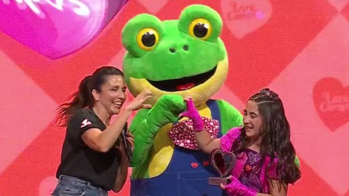 ¿Quién es Lara Campos? La cantante infantil que causó furor en la Teletón 2025