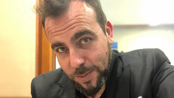 Publican foto de Francisco Kaminski con misteriosa mujer en bar capitalino