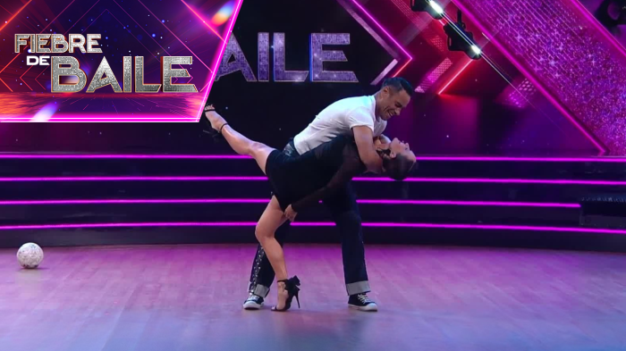¡Eso, Diana! La presentadora de Fiebre de Baile sacó sus mejores pasos junto a Claudio Valdivia