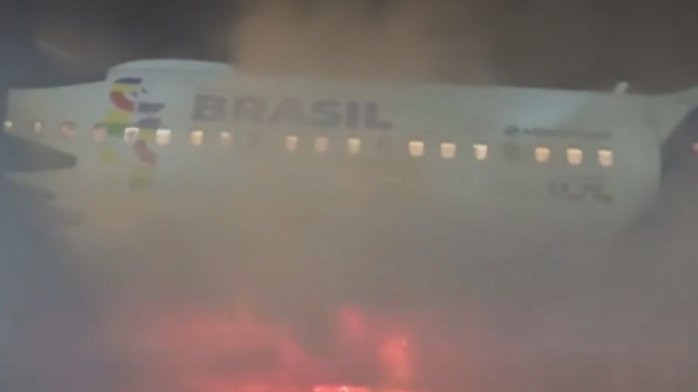 Tenso y dramático momento en aeropuerto: Videos muestran momento en que incendio obliga a suspender vuelo de LATAM