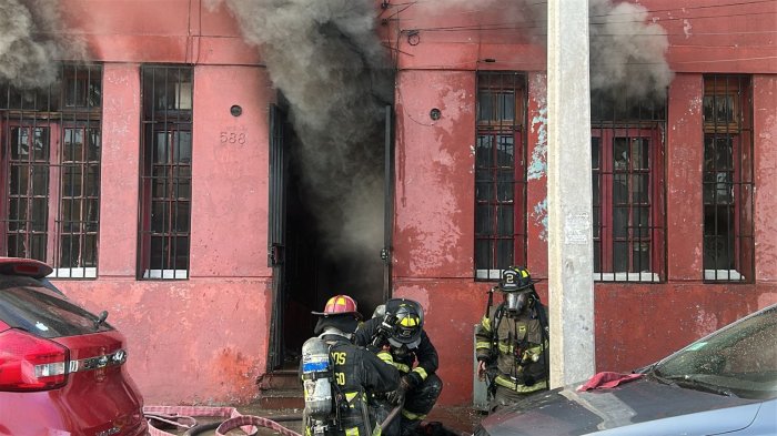 AHORA | Incendio afecta a vivienda en la comuna de Recoleta