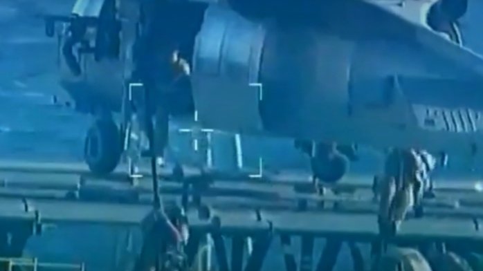 Llegaron en helicóptero: Video muestra como ejército estadounidense captura buque venezolano