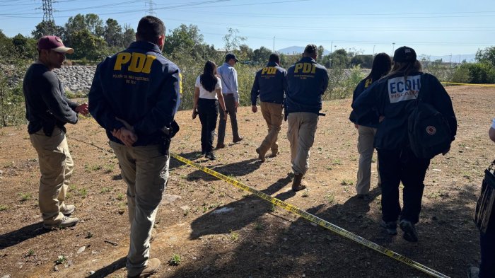 Hallan cuerpo con impacto balístico en la ribera del río Mapocho: Estaba en avanzado estado de descomposición