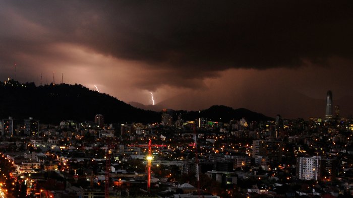 Emiten aviso por tormentas eléctricas para este domingo en tres regiones del país