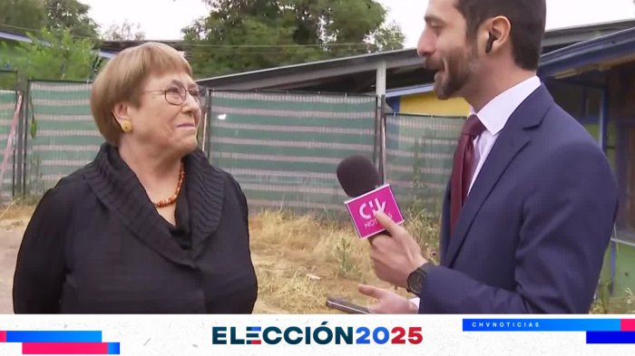 Michelle Bachelet previo a votar en Elecciones 2025: “No es solo la fuerza de los poderosos la que decide...”