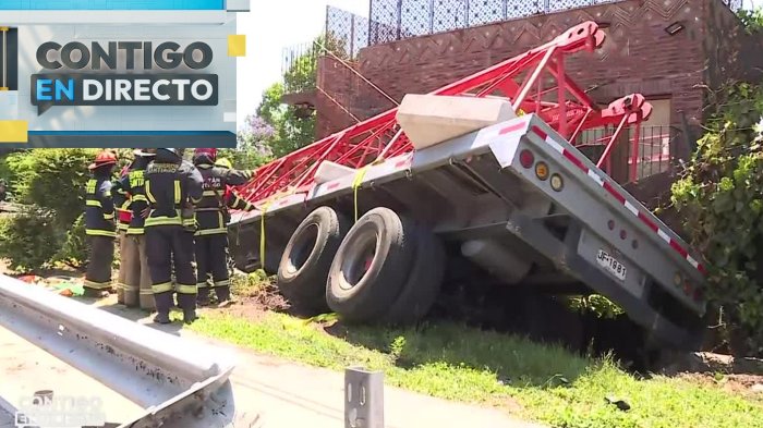 Choque de alto impacto: Camión colisionó contra un auto y terminó incrustado en casa de Las Condes