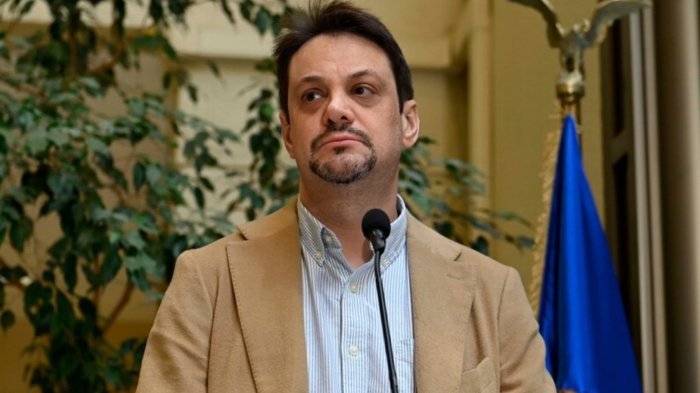 Gaspar Rivas presenta proyecto de ley que facultaría al presidente a disolver el Congreso