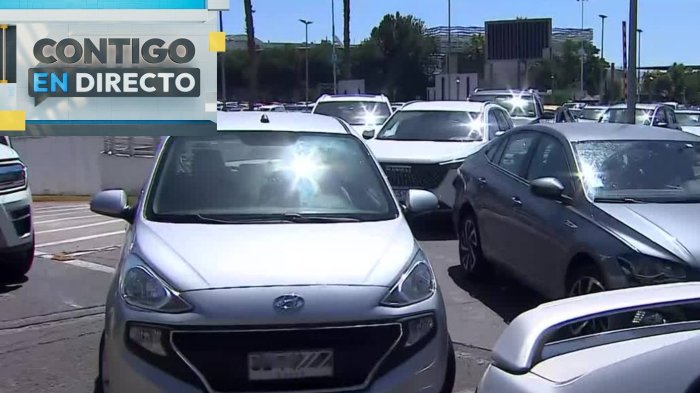 Alta congestión vehicular en salidas de centros comerciales por compras de última hora