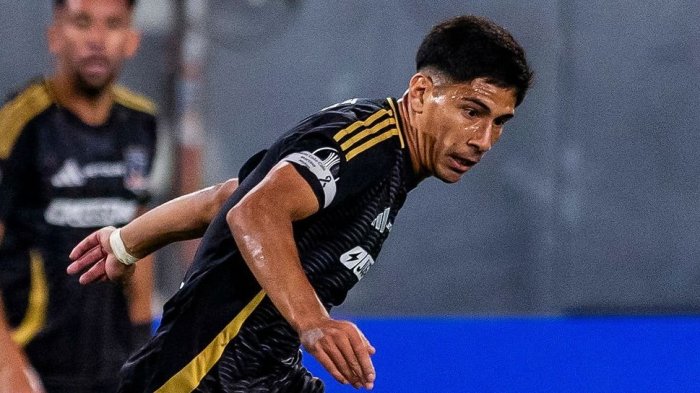 Dolor de cabeza: El millonario sueldo de Salomón Rodríguez que complica su salida de Colo Colo