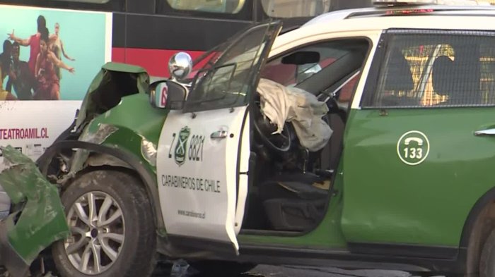 Patrulla de Carabineros chocó contra bus RED en Pudahuel: Hay dos funcionarios policiales heridos