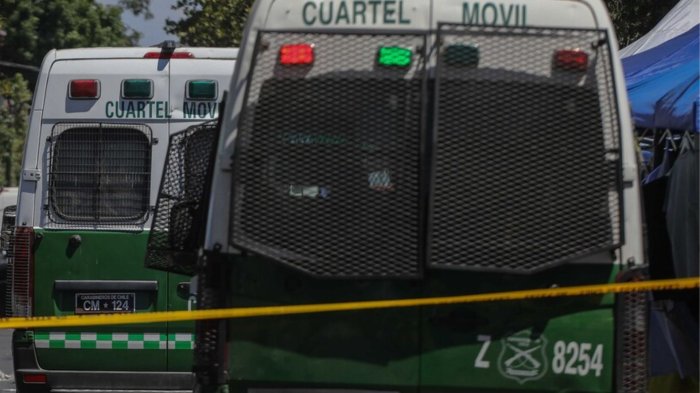 Patrulla municipal se volcó: Siete adultos y un menor de edad detenidos tras robo a local en Providencia