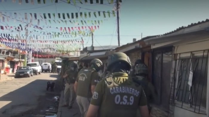 Se encontraron armas y drogas: 14 casas fueron allanadas en intenso operativo de Carabineros en La Legua