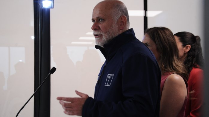 Ministro Elizalde explica evacuación en Senapred tras alarma: “Será un hecho que generará comentarios”
