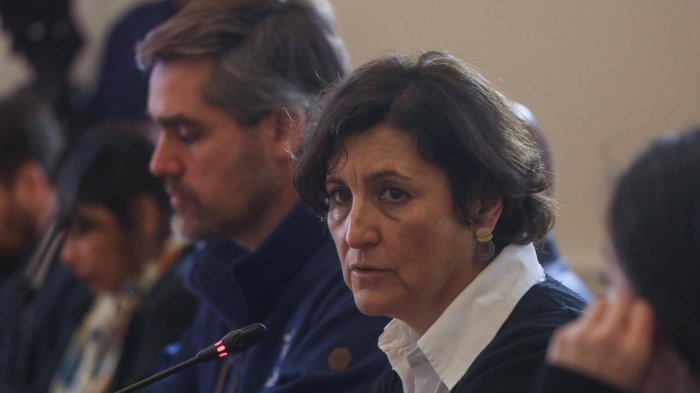 Diputados de oposición piden salida de ministra Aguilera tras polémica por cirugía