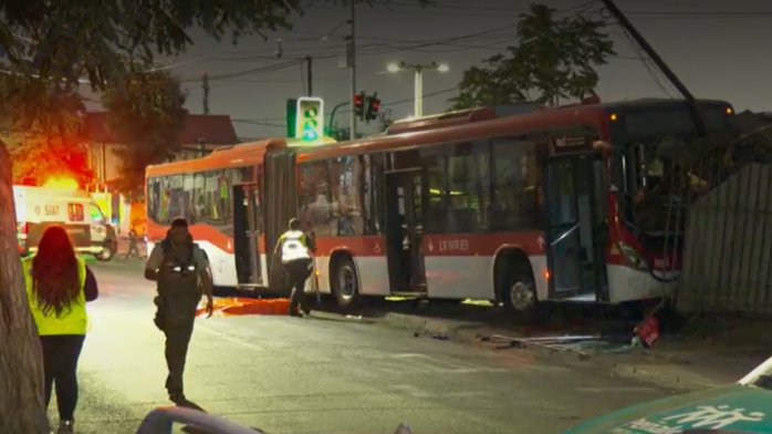 Ciclista muere atropellado en Peñalolén: Bus Red arrasó con paradero y chocó una casa