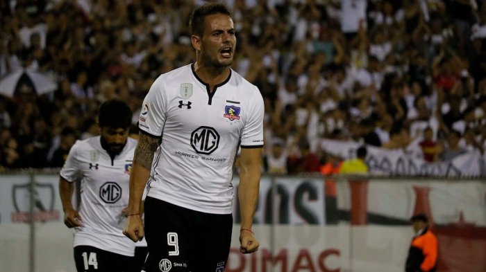 “Pongan garra”: El lienzo que hinchas de Colo Colo le dedicaron en su momento a Octavio Rivero