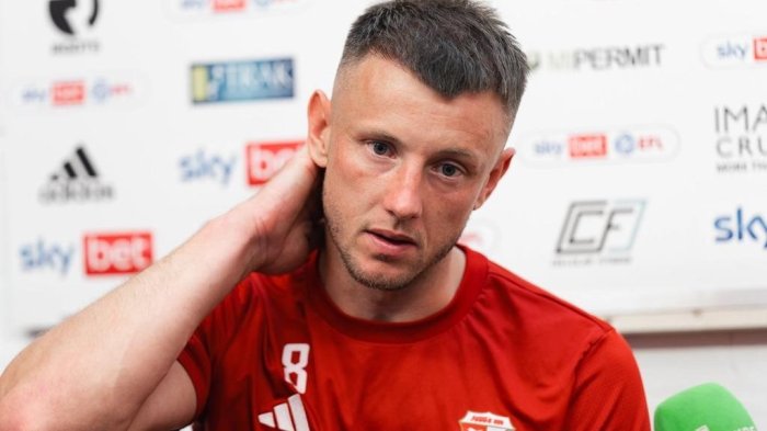 Castigado: Futbolista recibió tremenda sanción por tocar partes íntimas de rivales en Inglaterra