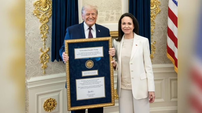 Así fue el momento en que María Corina Machado obsequió a Trump su medalla del Nobel de la Paz