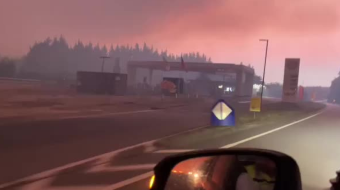 Denuncian cobro de peaje en ruta del Itata en medio de incendios en Ñuble y Biobío