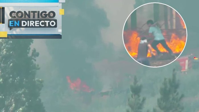 Vecinos realizan cortafuegos mientras una vivienda es consumida por las llamas en Florida