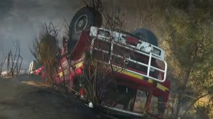 Siete bomberos terminaron lesionados tras volcamiento de carro bomba en zona de incendios forestales