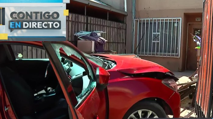 Vehículo destruyó portón de una casa y chocó contra un auto en Renca: Impactó a gran velocidad