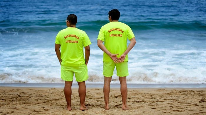 VIDEO | “Hay que andar detrás de las personas”: La ingrata y esencial labor de los salvavidas en playas