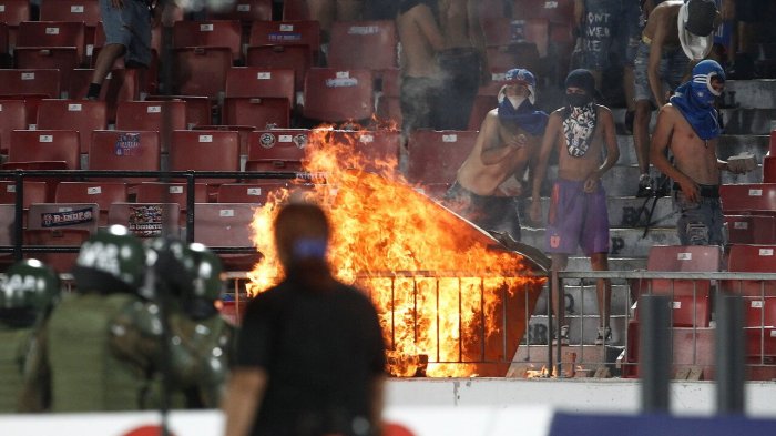 Ya hay 25 sancionados: La U presenta querella tras graves incidentes en partido ante Audax Italiano