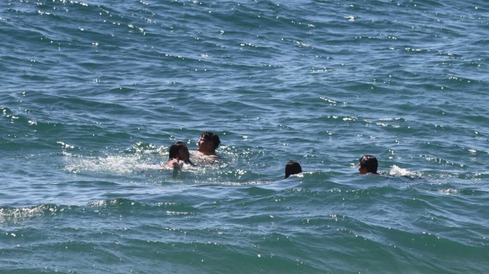 Muere persona ahogada en Caleta Abarca: Fuerte oleaje lo arrastró y no lograron reanimarlo