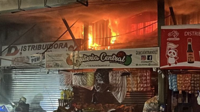 Reportan gran incendio en la Vega Central: Suben a 70 los locales afectados